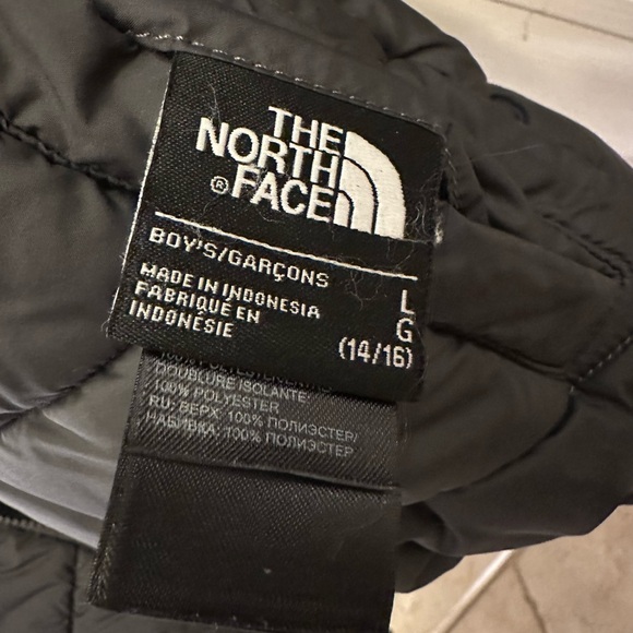 THE NORTH FACE Reversible Down Puffer Coat. Boys Large. Black and Green. - Picture 8 of 8